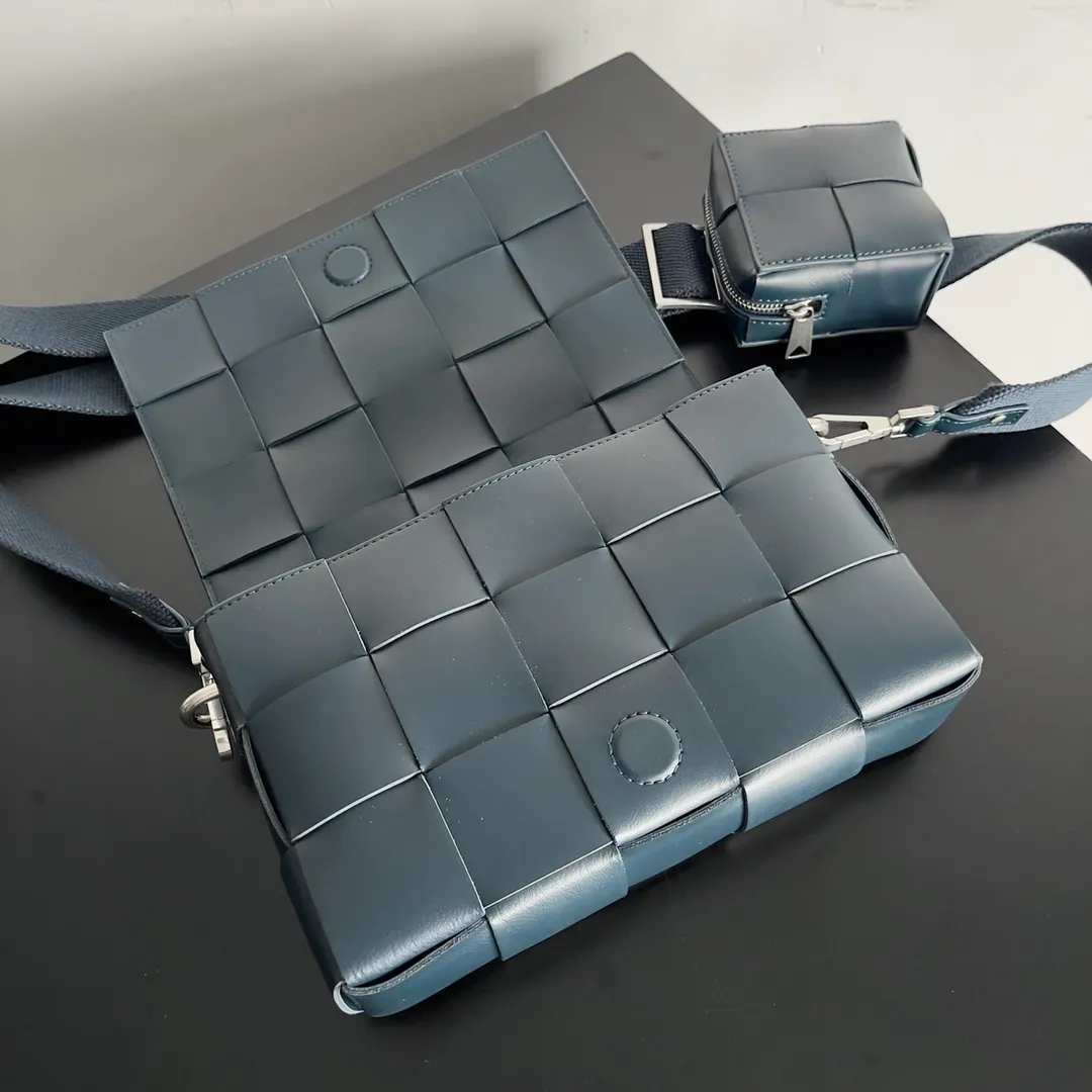Batch 2120 bv two-in-one cassette bag has a more casual and casual cool. The leather is stiff and has a slight leather luster. Different colors are available. 🙈 The crossbody bag that handsome guys love to carry when going out is super handsome. It is fashionable and fashionable~ The capacity is very sufficient for daily commuting. The small bag can hold headphones. One bag is multi-purpose! ! Style number: 741777 Size: 26*16*6.5cm